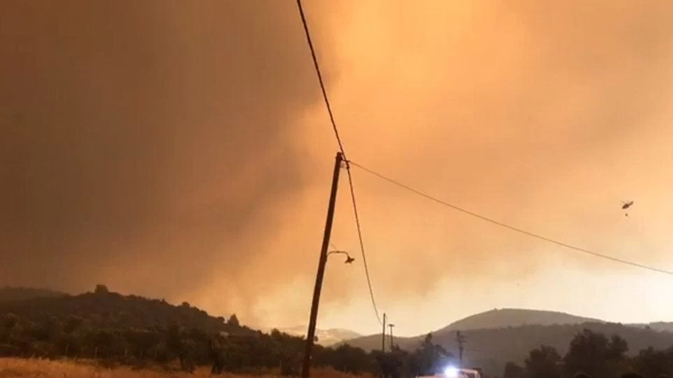 Φωτιά στην Εύβοια: Δείτε βίντεο από την επιχείρηση της πυροσβεστικής στην περιοχή Μακρυμάλλη